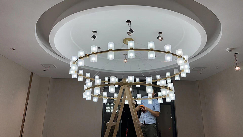 Customization of restaurant lights in hotel dining areas (4)